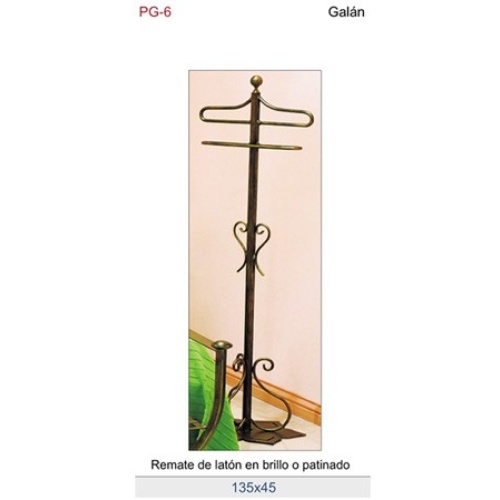 Galán de noche con colgadores para camisas y pantalones.