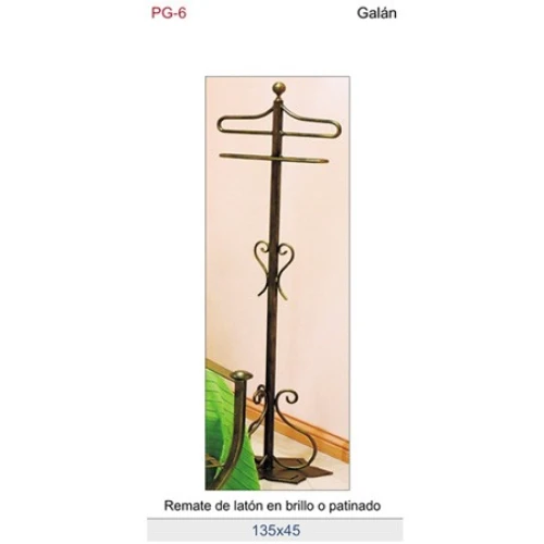 Galán de noche con colgadores para camisas y pantalones.